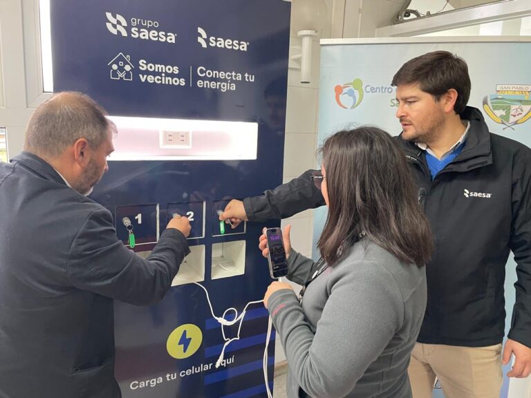 En Cesfam de San Pablo instalaron tótem de carga gratuita para celulares