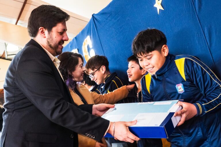 Junaeb inició la entrega de computadores a estudiantes de la Región