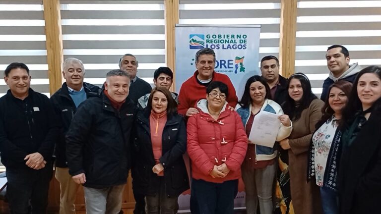291 familias de Chonchi tendrán solución sanitaria gracias a inédito convenio del gobierno regional, municipio y Suralis.