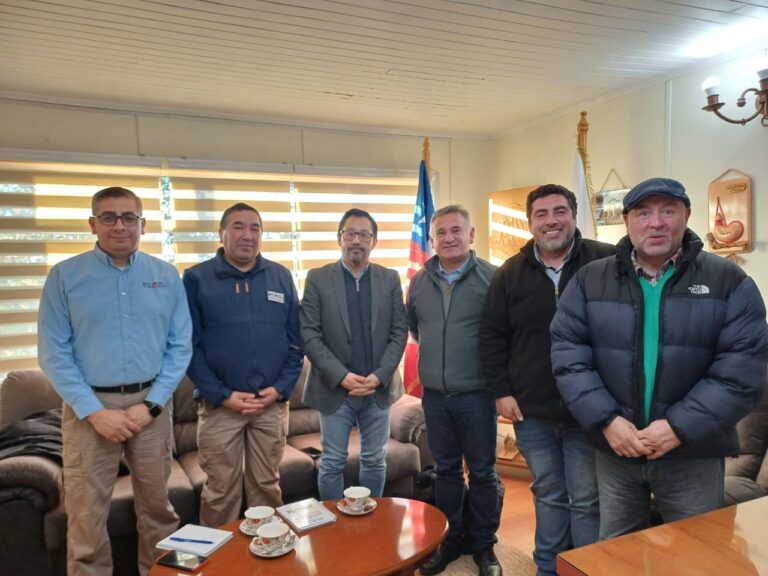 Alcalde Fernando Oyarzún Macías sostuvo importante reunión con director regional del IPS