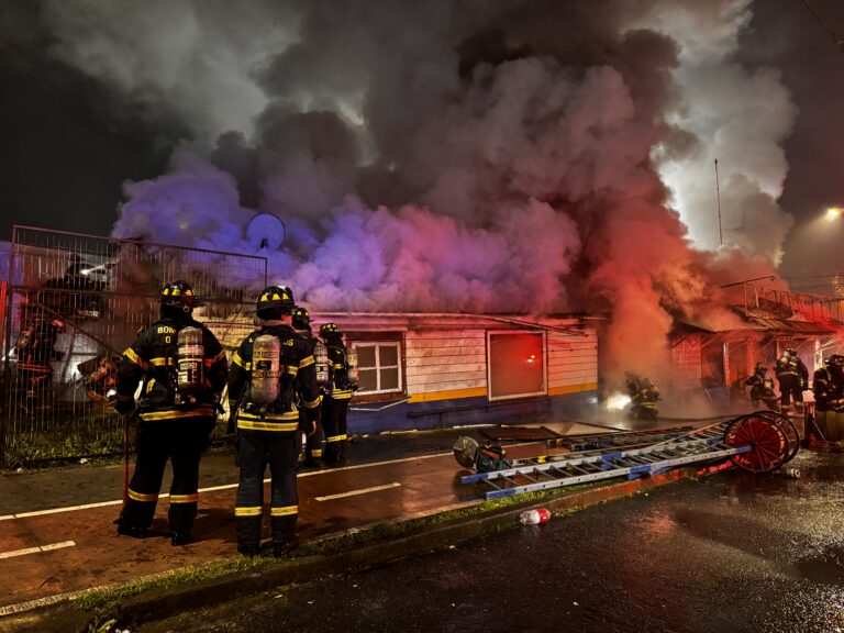 Ferretería quedó completamente destruída tras incendio en Osorno