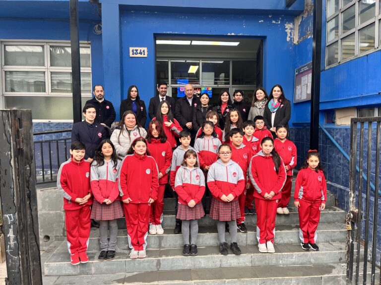 Alcalde Bertin participa en entrega de techumbre que protegerá de la lluvia a apoderados y alumnos de la Escuela Leonila Folch