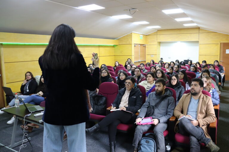 Reconocida investigadora internacional lidera workshops sobre desarrollo del lenguaje infantil en la UACh Sede Puerto Montt