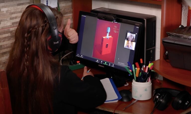 Rezago lector infantil y soledad en la vejez: iniciativa une a niños y adultos mayores en torno a los libros