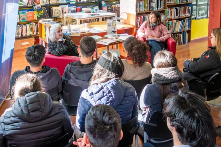 En bibliotecas públicas de Los Ríos se desarrollaron conversatorios para conocer la dimensión intelectual de Gabriela Mistral