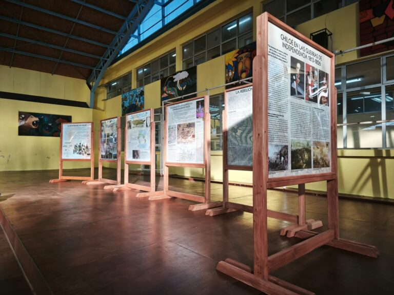«El Bicentenario va a la Escuela»: lanzan muestra histórica itinerante en colegios de Chiloé financiada por el Gobierno Regional de Los Lagos
