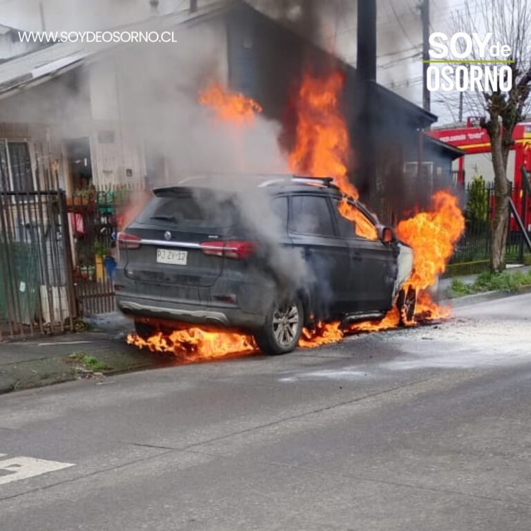 Vehículo se incendia repentinamente en Rahue Alto: dueño hace llamado a revisar sistemas eléctricos