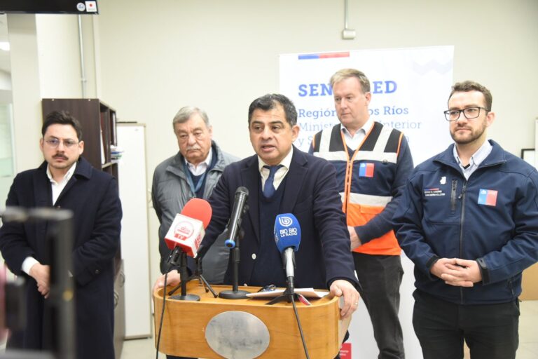 Autoridades llaman a vecinos de Los Ríos a prepararse ante sistema frontal de viento, lluvia y nieve que afectará a la región