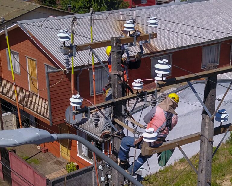 Alcaldesa de Hualaihué exige fiscalización urgente a empresa eléctrica SAESA tras reiterados cortes de luz