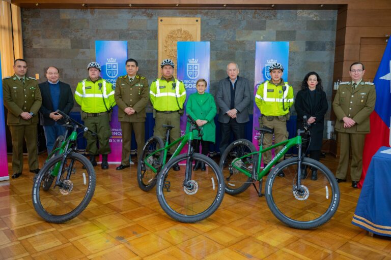 Municipio de Osorno colabora con la seguridad y entrega bicicletas de alta gama para patrullajes preventivos de carabineros