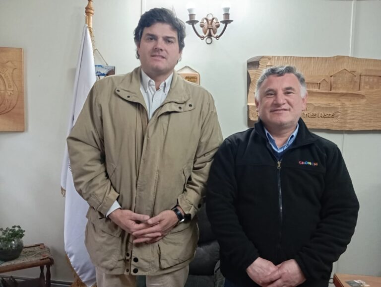 Alcalde Fernando Oyarzún sostiene importante reunión con el presidente de la Asociación Chilena de Municipalidades.