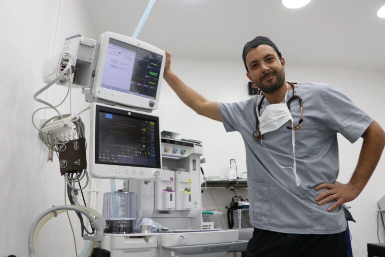 Hospital de Río Bueno incorpora a médico anestesiólogo para fortalecer intervenciones quirúrgicas en la provincia del Ranco