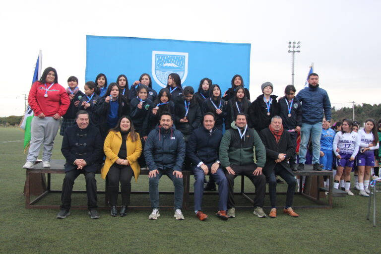 Niñas de la Escuela Kimün Lawal de Alerce ganaron la fase comunal de fútbol de los Juegos Deportivos Escolares