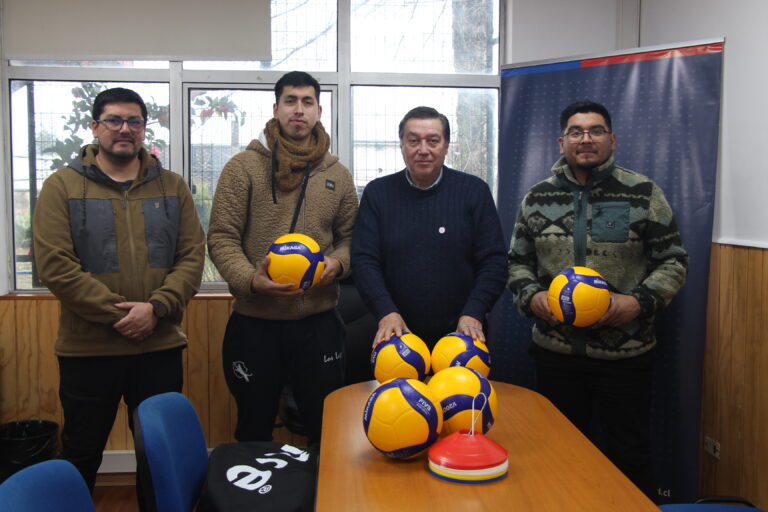 Director Regional IND entregó implementación deportiva al equipo de vóleibol varones de la región que competirá en los Juegos de la Araucanía