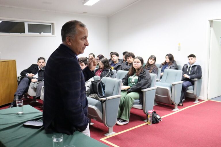 Rector Dr. Egon Montecinos se reunió con representantes estudiantiles de la Sede Puerto Montt UACh para dialogar sobre la elección triestamental