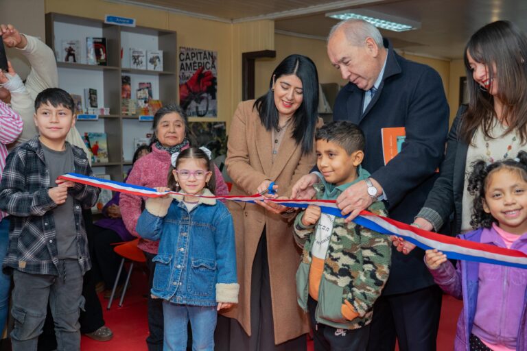 Autoridades y vecinos inauguraron proyecto de mejoramiento de biblioteca municipal de población Schilling