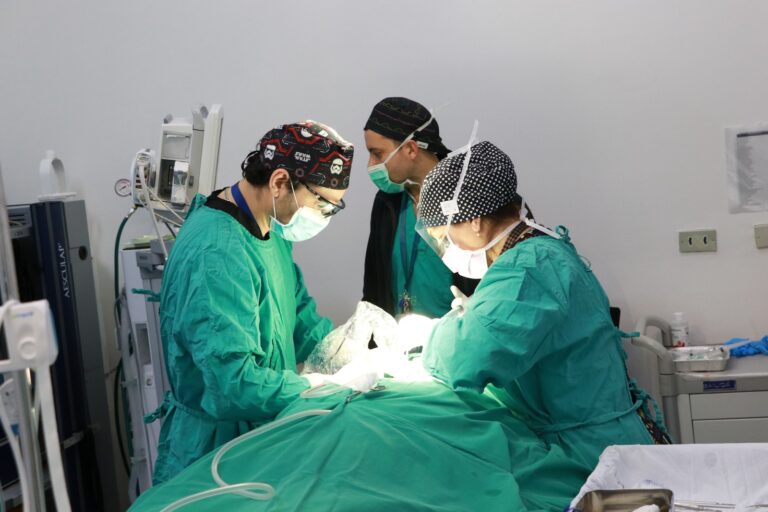 Médicos maxilofaciales de los hospitales de La Unión y Río Bueno realizan la primera cirugía de discopexia de articulación temporomandibular en la red asistencial de Los Ríos