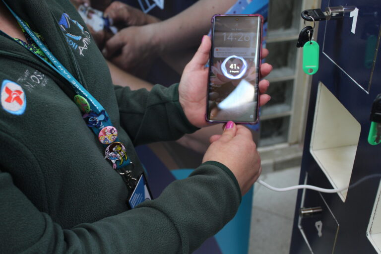 Instalan tótem de carga gratuita para celulares en Hospital Base San José de Osorno