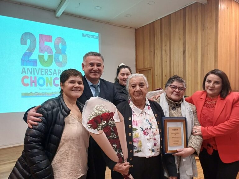 Con entrega de reconocimientos municipio de Chonchi celebró los 258 años de vida de la comuna.