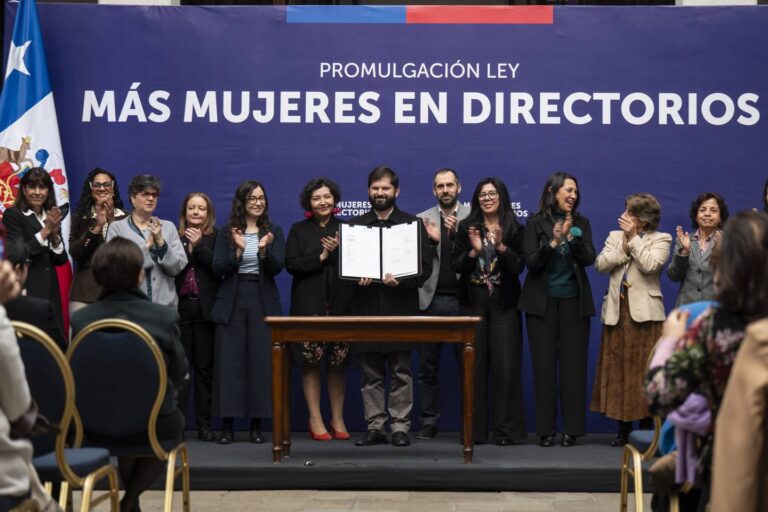 Presidente Gabriel Boric promulga Ley Más Mujeres en Directorios