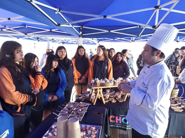 La importante alianza público-privada permitió la realización de la muestra gastronómica «Sabores de Chiloé» en Chonchi.
