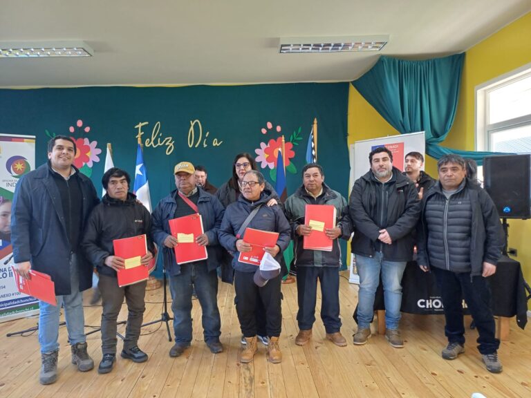 41 familias de Chonchi son favorecidas con entrega de títulos de dominio de la CONADI