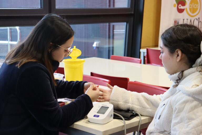 Sede Puerto Montt UACh impulsa el autocuidado con jornada gratuita de salud para toda su comunidad