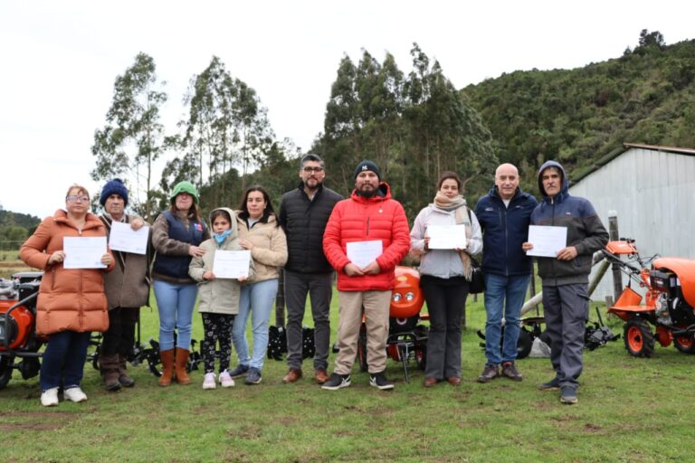 Corral: 38 familias campesinas reciben maquinarias e infraestructura productiva por medio de INDAP