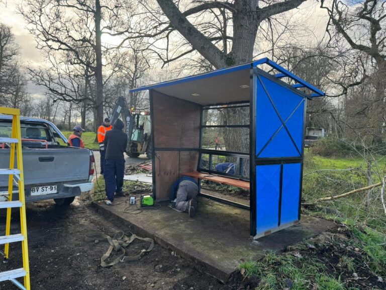 Municipio instala refugio peatonal con energía solar en cruce del sector Los Radales