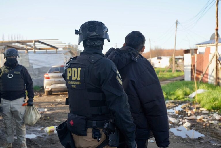 PDI desarticula estructura criminal al interior de la población Norte Grande 2 en Valdivia: 60 mil dosis de droga incautada