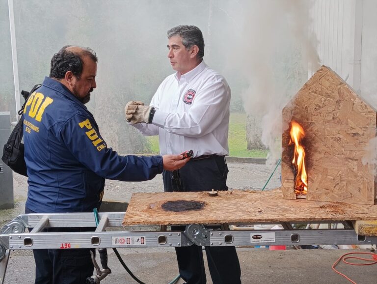 PDI se capacita en investigación de incendios con bomberos de Valdivia.