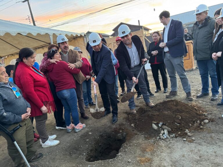 Vecinas y vecinos celebran colocación de Primera Piedra de Multicancha en Mariquina
