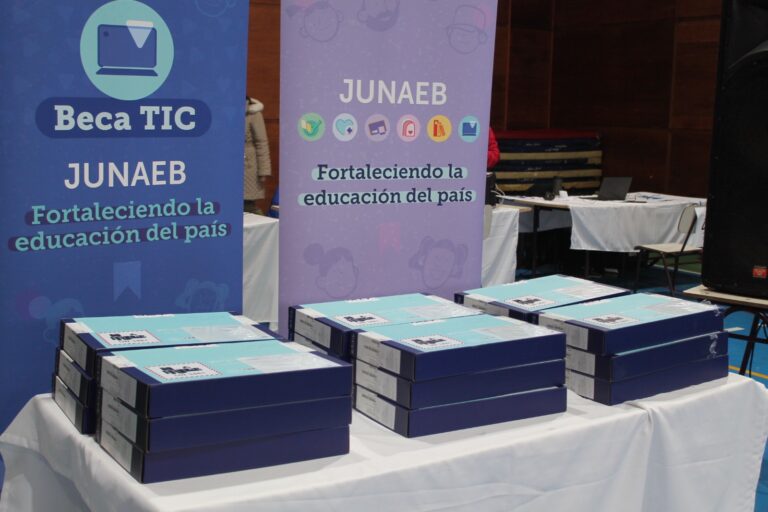 81 estudiantes de San Pablo recibieron computadores de Junaeb