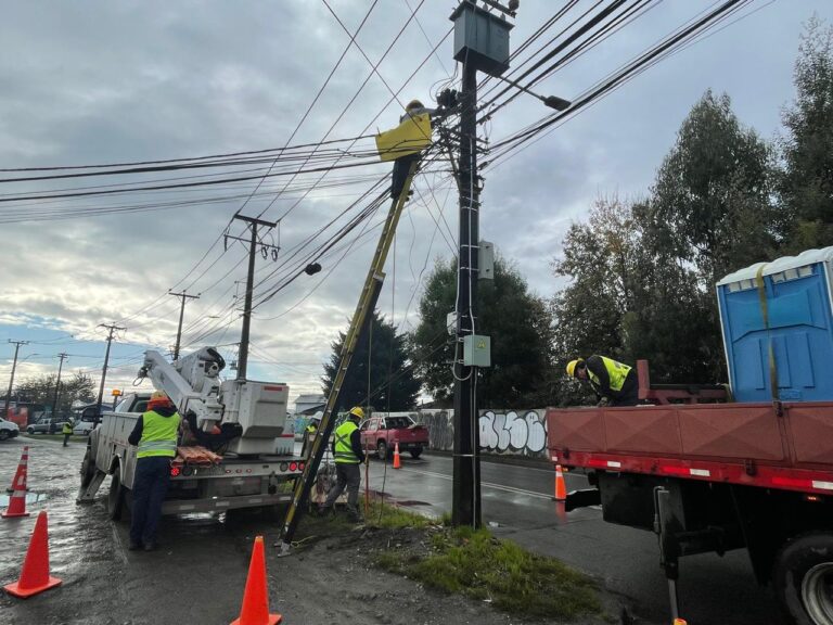 Tras paso de sistema frontal Saesa trabaja en la reposición del servicio eléctrico en provincia de Osorno y del Ranco