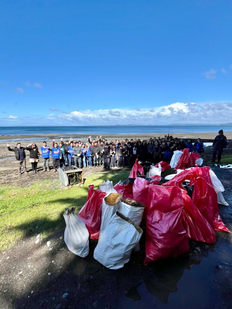 UACh Sede Puerto Montt se unió al Día Internacional de la Limpieza de Playas