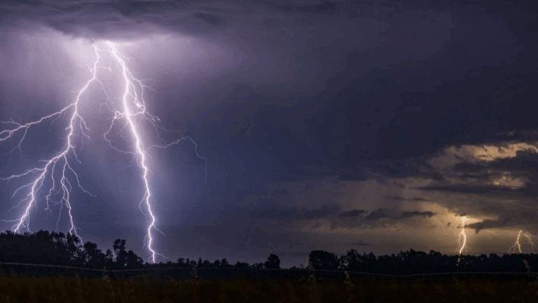 Meteorología emite aviso por probables tormentas eléctricas en La Araucanía, Los Ríos y Los Lagos
