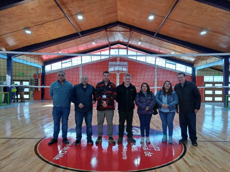 Próximas a concluir se encuentran las obras del proyecto de reposición del gimnasio fiscal de Chonchi