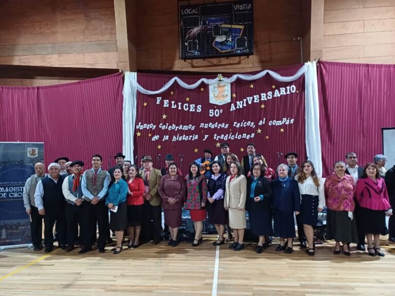 Conjunto folclórico «Villa San Carlos» del magisterio de Chonchi celebró medio siglo de trayectoria.