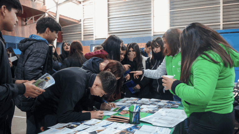 Comienza postulación a gratuidad y becas: este es el top 10 de las carreras más caras en Chile