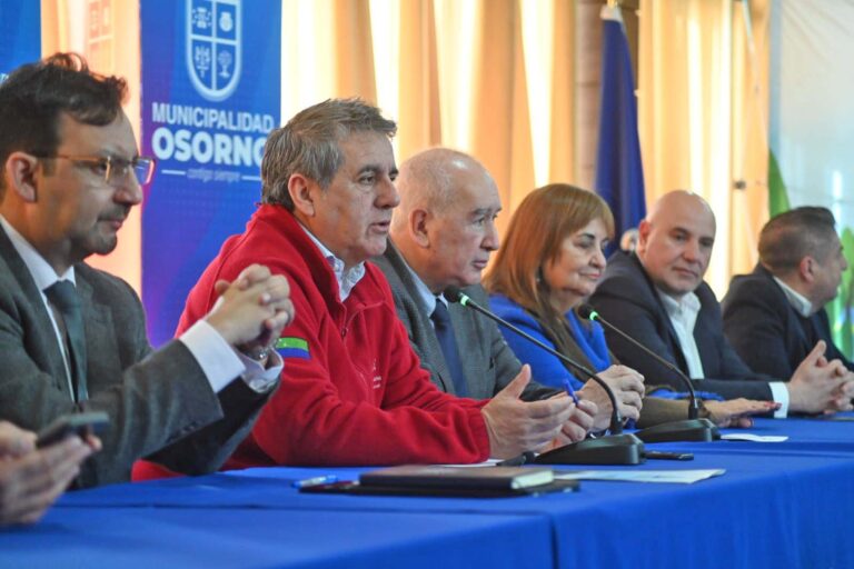 Gobernador Alejandro Santana y alcalde Jaime Bertin firman convenios por más de $4.000 millones para licitar tres importantes obras en Osorno