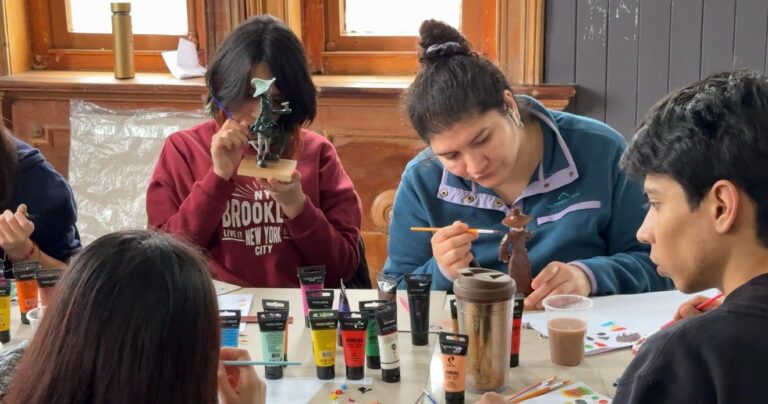 La Unión: Dirección de Extensión Cultural y Turismo desarrolla taller de modelado visual con artista Leandro Araneda