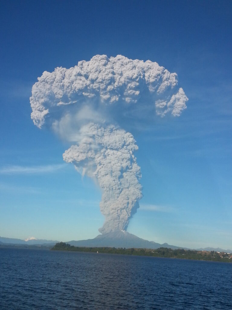“Paisajes Volcánicos”: Explora la fuerza del Calbuco a través del arte y la ciencia en Galería Activa