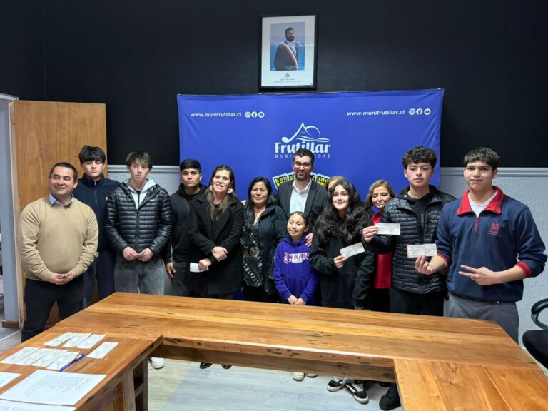 Municipio reconoce a 32 frutillarinos destacados con la Beca Deportiva 2025