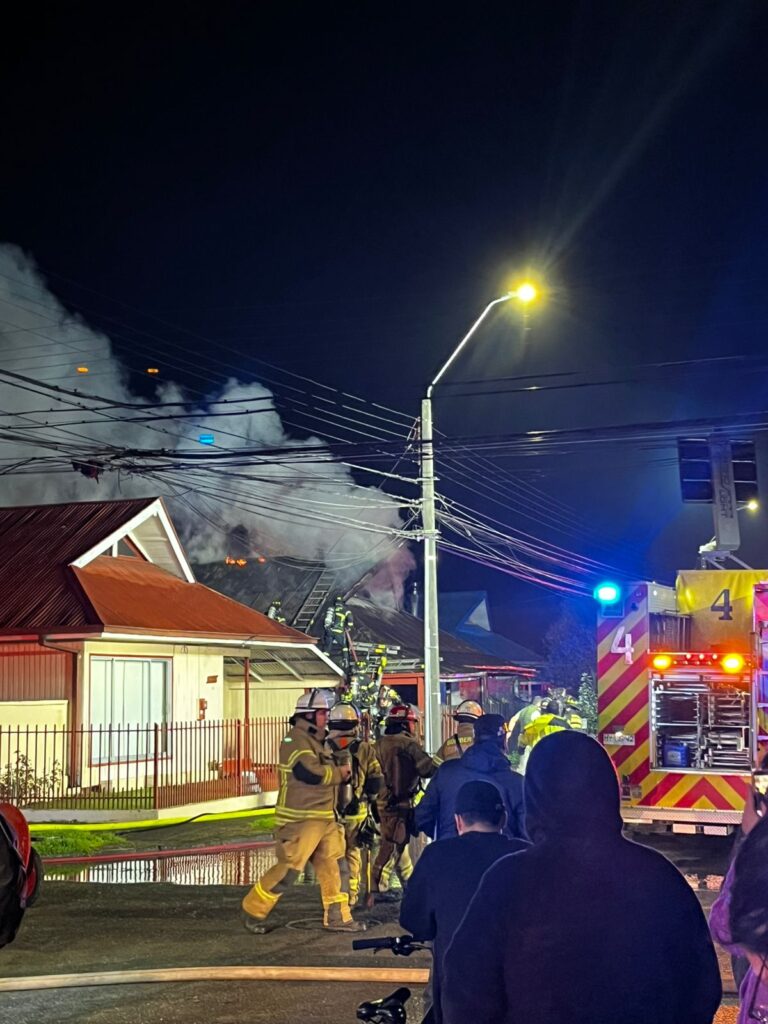 Incendio destruye segundo piso de vivienda en Osorno: 8 personas resultaron ilesas