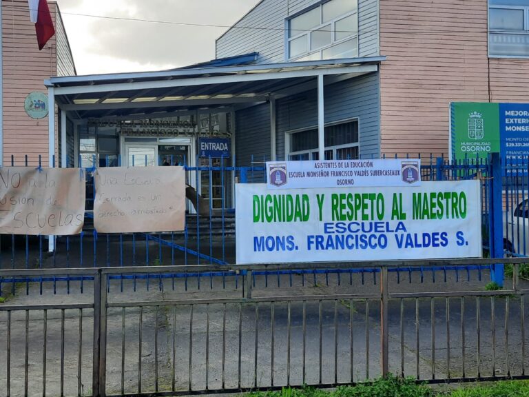 Comunidades educativas denuncian falta de transparencia en plan de fusión de seis escuelas municipales en Osorno