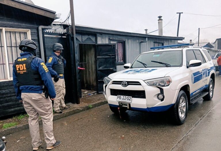 PDI detuvo a 13 personas en intervención policial en Población Pablo Neruda de Valdivia: un adolescente de 16 años fue capturado por homicidio