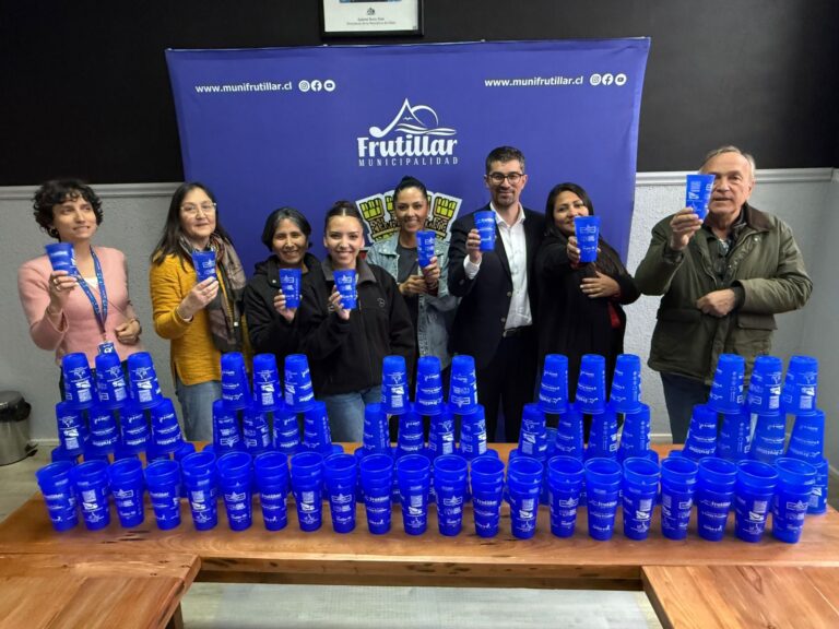 Frutillar innova con sistema de vasos reutilizables en sus fondas de Fiestas Patrias 2025