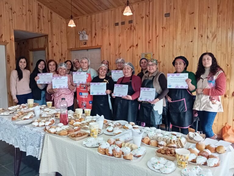 Diez usuarias del Programa “Mujeres Jefas de Hogar” de Chonchi finalizaron con éxito un curso en Pastelería chilena.