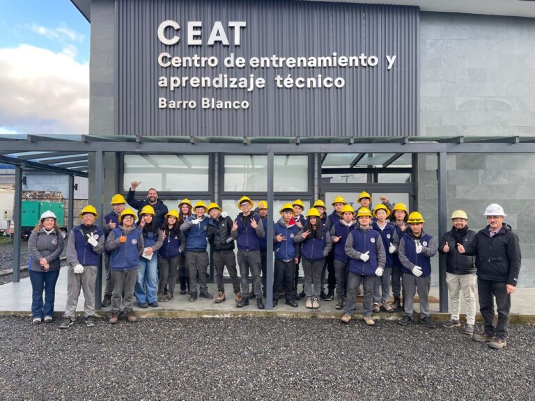Estudiantes de electricidad fortalecen su formación técnica con visita al patio de entrenamiento de Saesa