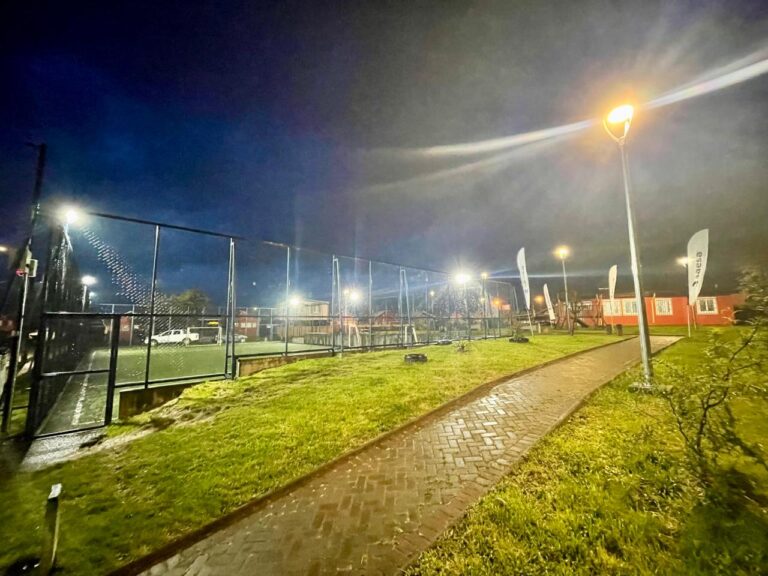 La Unión: Villa Rehue estrena nuevas luminarias y cancha sintética con mejor iluminación